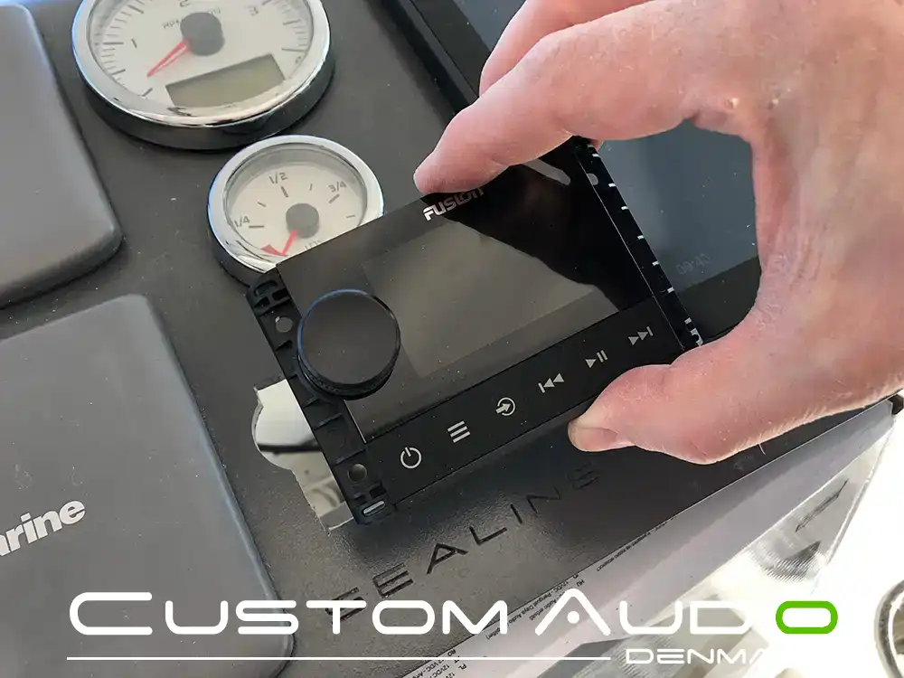 Custom Audio marine stereo monteringsbillede Sealine sc35